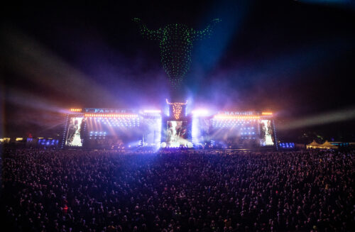 Der WOA Bullhead über der Bühne in Grün - Drohnenshow Wacken 2024